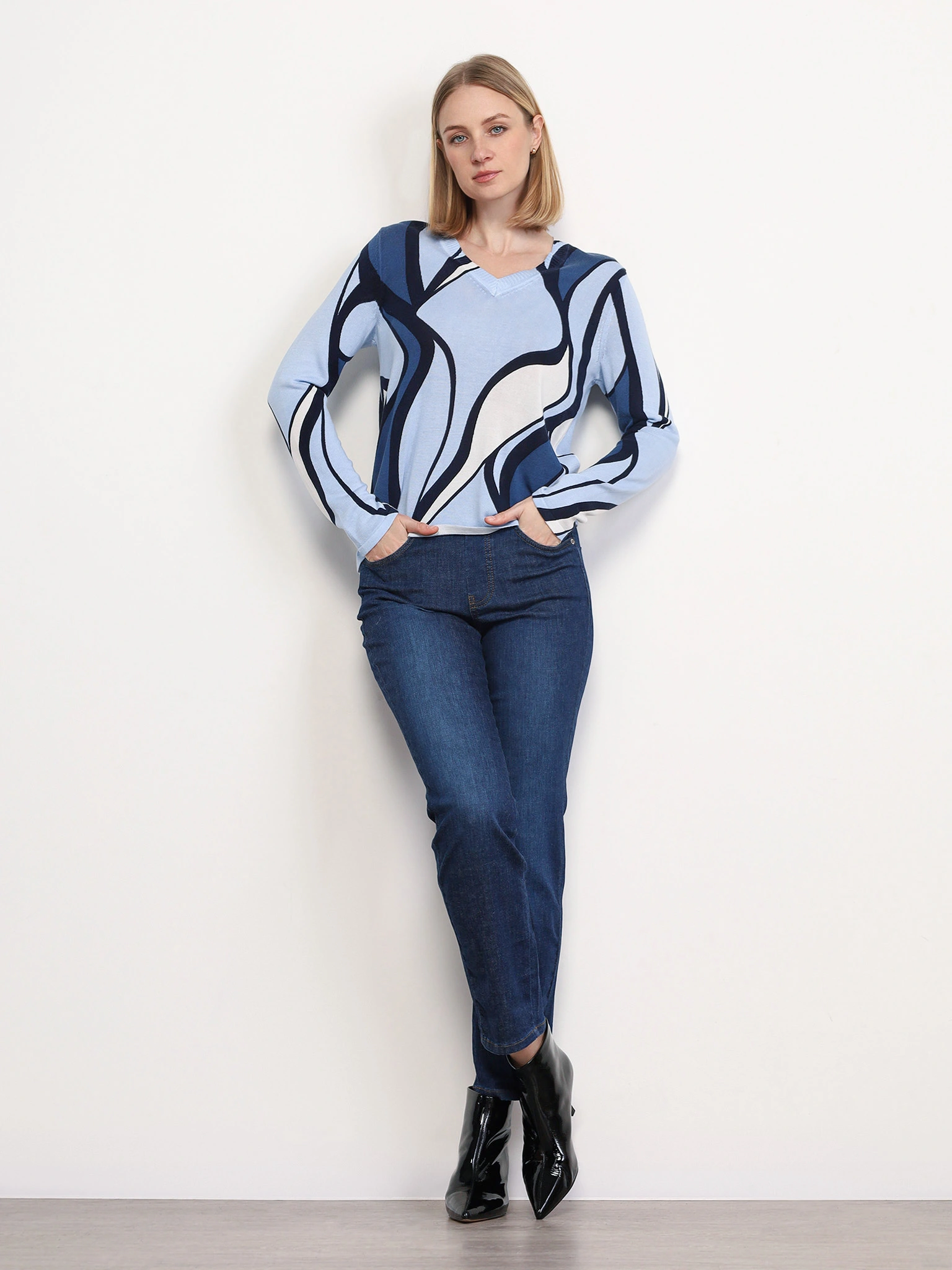 Пуловер голубого цвета с абстракным рисунком из смесового хлопка